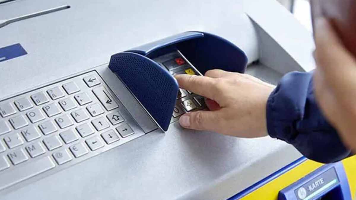 A Paris, la police alerte sur une arnaque à la carte bancaire à l'approche des festivités