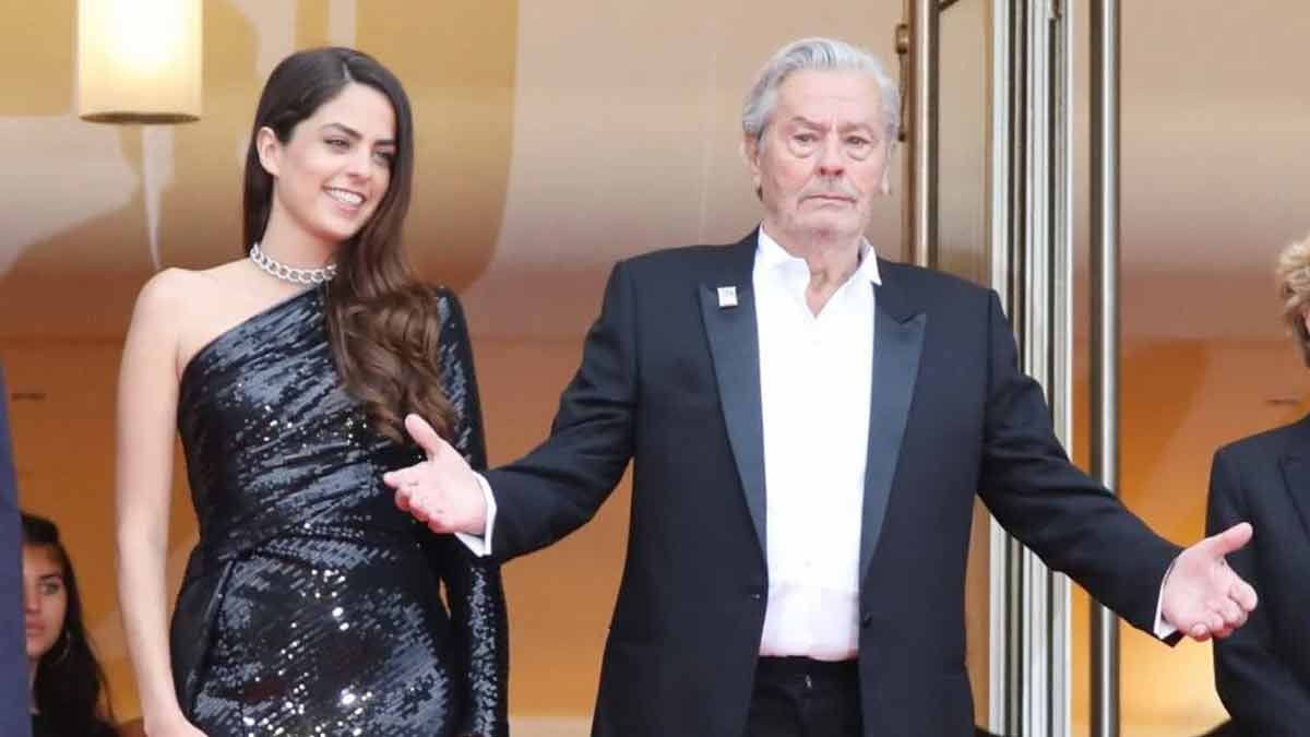 Alain Delon photographié avec son petit-fils Lino Anouchka Delon dévoile un très joli moment