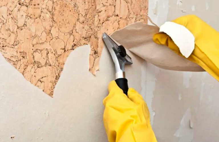 Cette femme décolle le papier peint dans sa nouvelle maison et y découvre un message hallucinant