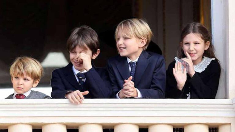 Charlotte Casiraghi Son enfant Raphaël Elmaleh, dissipé au balcon du palais avec son cousin, sait de qui tenir !