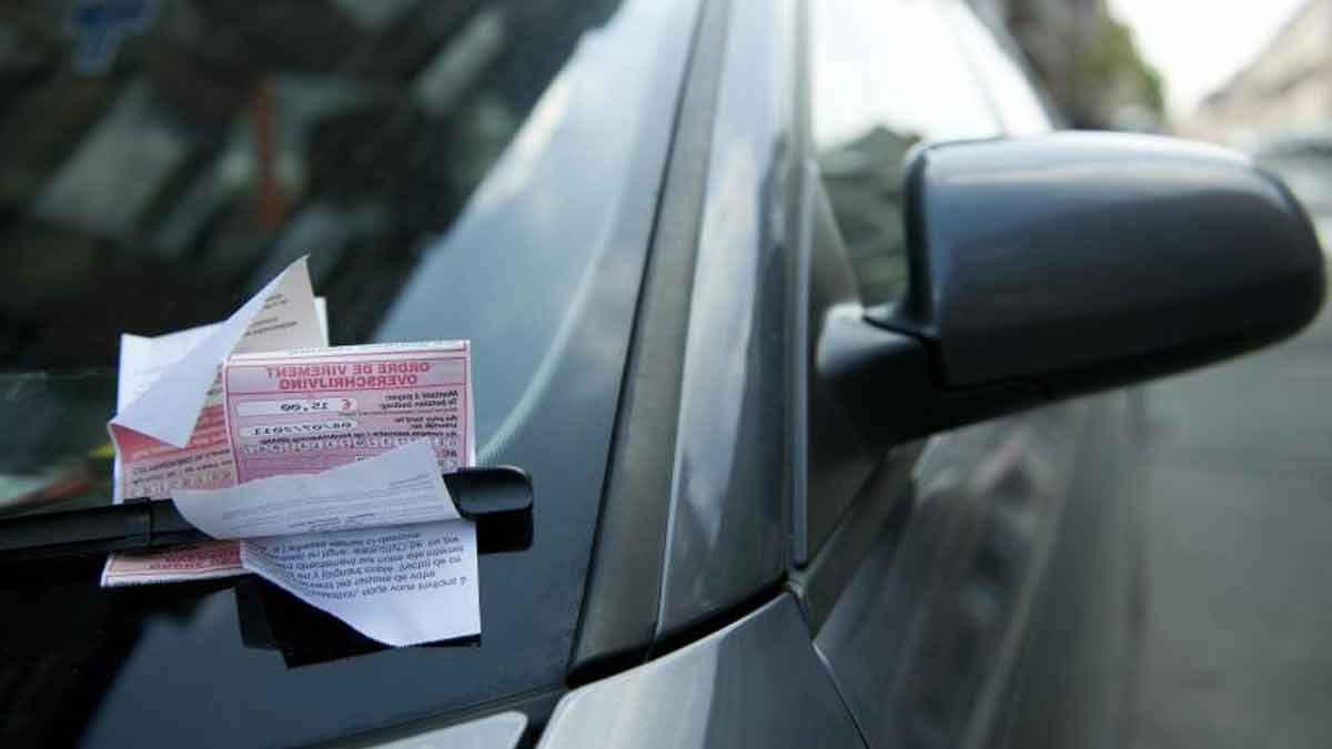 De nombreux Belges découvrent avec étonnement un petit papier rose sur leur pare-brise