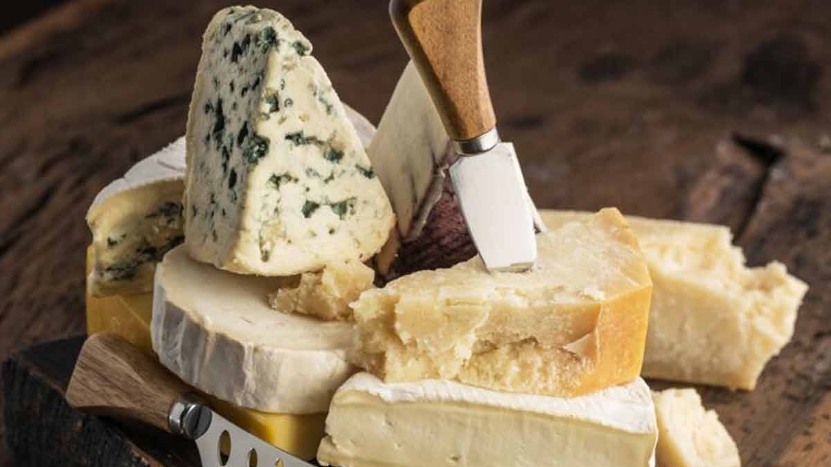 Moisissures : peut-on manger le parmesan râpé si on enlève la partie moisie ?