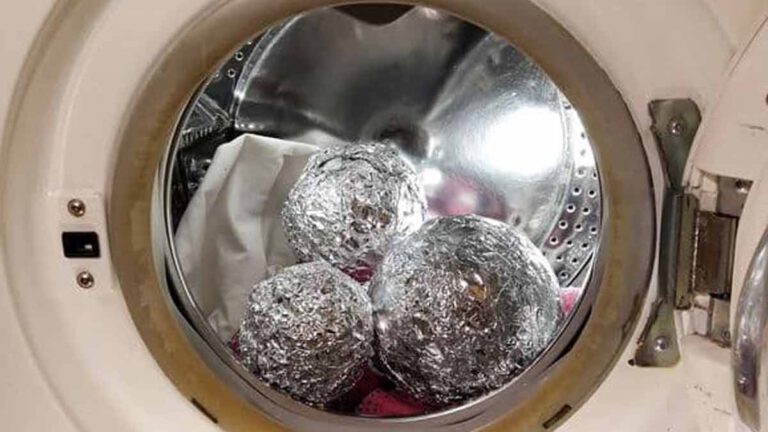 Pour quelle raison mettre une boule de papier d’aluminium dans la machine à laver