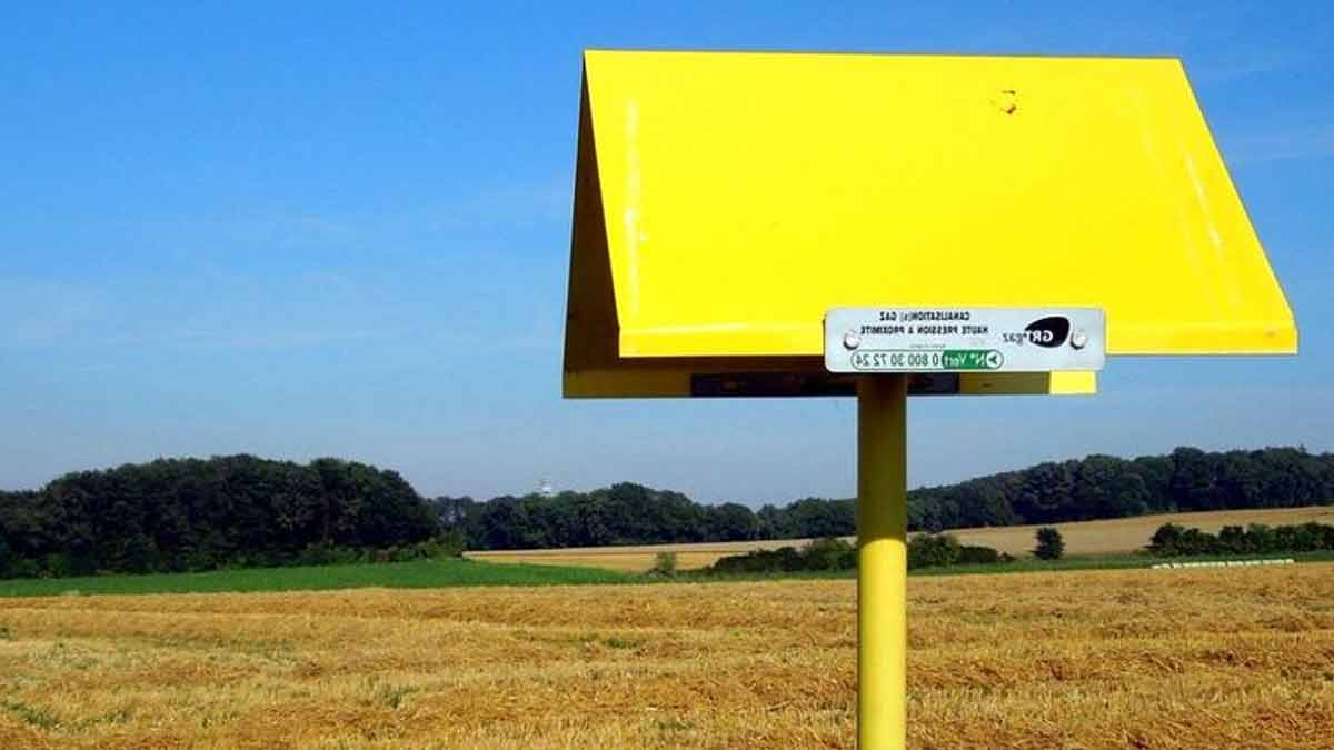 Que signifient sont ces mystérieux poteaux surmontés d'un triangle rouge au bord de la route ?