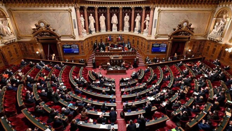 RETRAITE CONTRE L’AVIS DU GOUVERNEMENT, LE SÉNAT VOTE POUR LE REPORT DE L’ GE LÉGAL DE DÉPART À 64 ANS