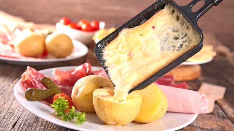 Raclette, tartiflette, camembert rôti... Le temple du fromage fondu a ouvert ses portes à Lille