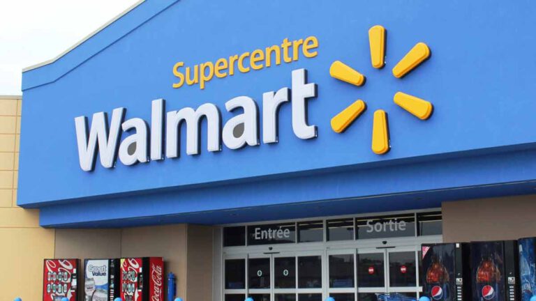 Un jeune récolte 232 000 $ sur le web afin qu'une employée âgée de Walmart de prendre sa retraite