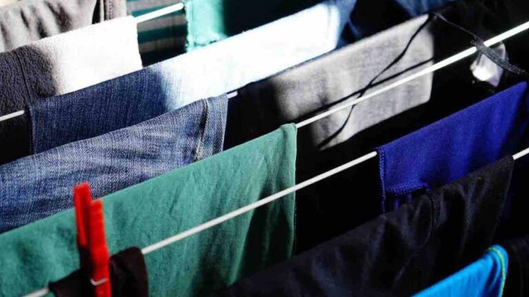 Une femme livre son astuce pour sécher ses vêtements sans sèche-linge en 2 heures