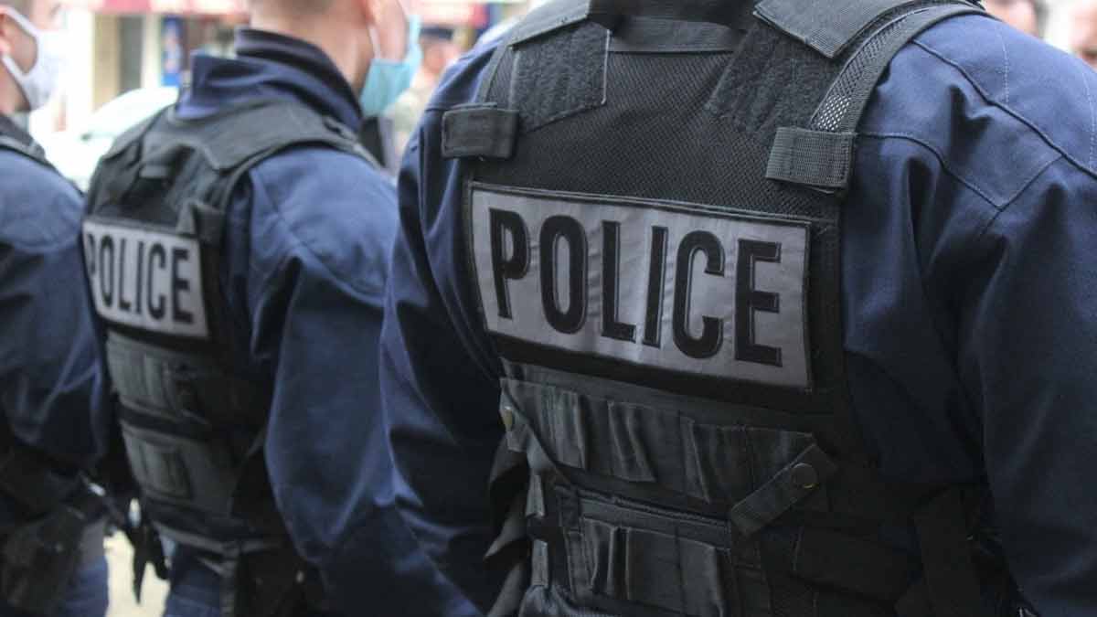 Une policière très enceinte vient en aide à une dame âgée et accouche des minutes plus tard - Histoire du jour