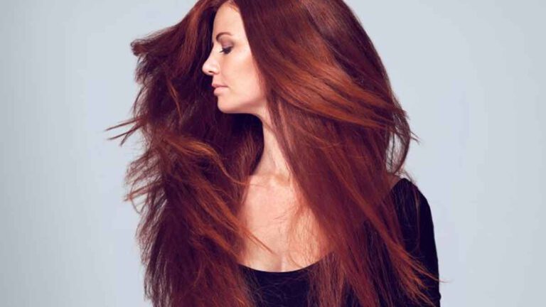 Voici 5 astuces pour donner du volume à ses cheveux après 50 ans