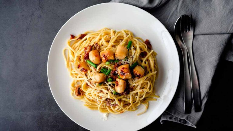 Cyril Lignac dévoile son astuce pour des linguine de Saint-Jacques gourmands