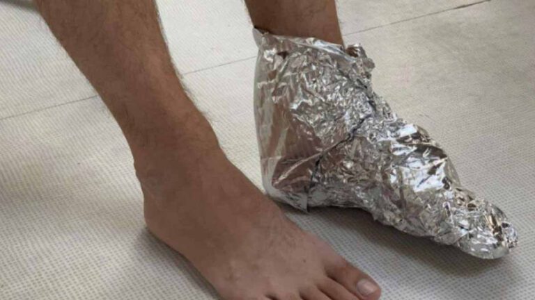 Découvrez l’avantage d’envelopper ses pieds dans du papier aluminium, vous n'allez pas y croire !