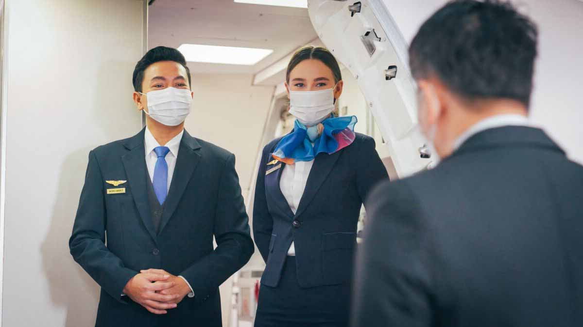 Découvrez pour quelles raisons les hôtesses de l’air ont-elles toujours les mains derrière le dos