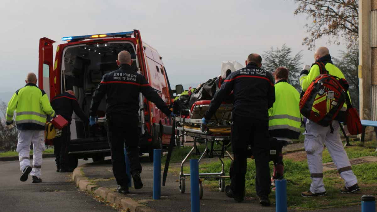 Une femme de 79 ans poignarde et blesse grièvement son agresseur pour sauver son mari