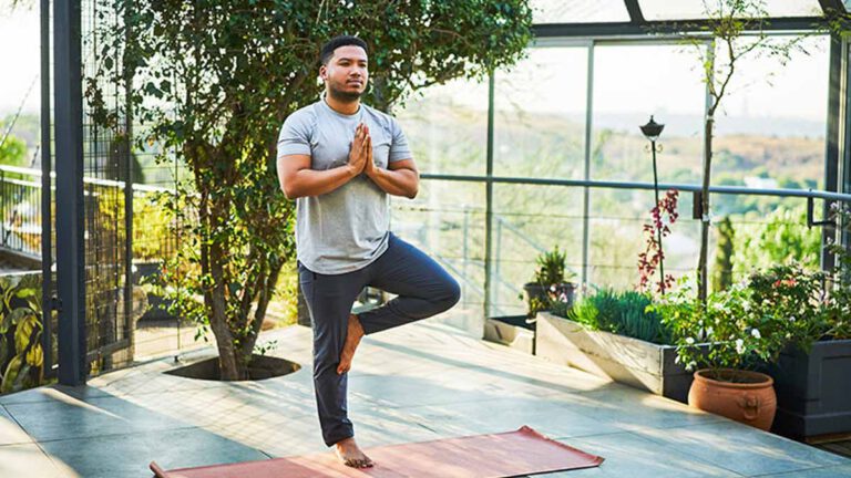 Voici 5 étirements de Yoga matinal très faciles pour commencer la journée du bon pied