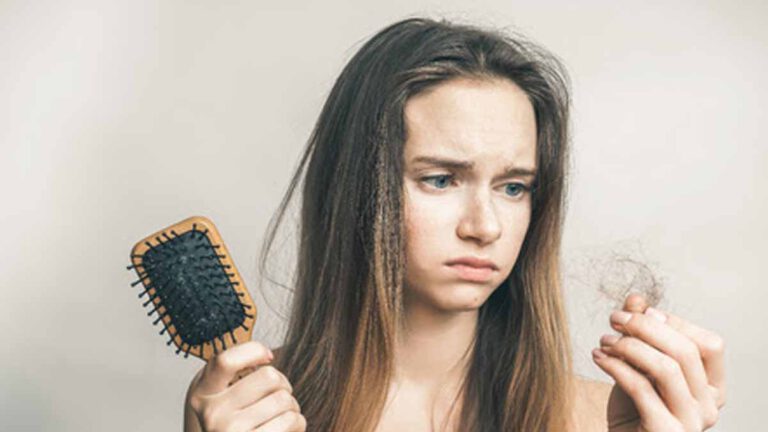 Voici l’ingrédient naturel magique qui stoppe la chute des cheveux et garde sa couleur plus longtemps