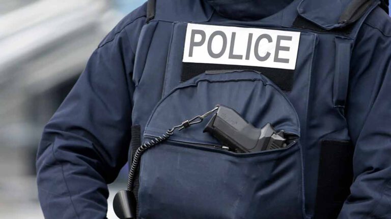 Ce policier de l’Indiana adopte une petite fille retrouvée dans une coffre-fort