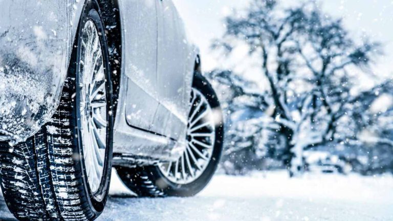 Froid voici les 5 choses qu'il ne faut jamais laisser dans sa voiture en hiver