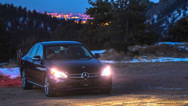 Laisser les feux de route allumé pendant 10 secondes avant de démarrer votre voiture vous permettra de faire des économies d'argent