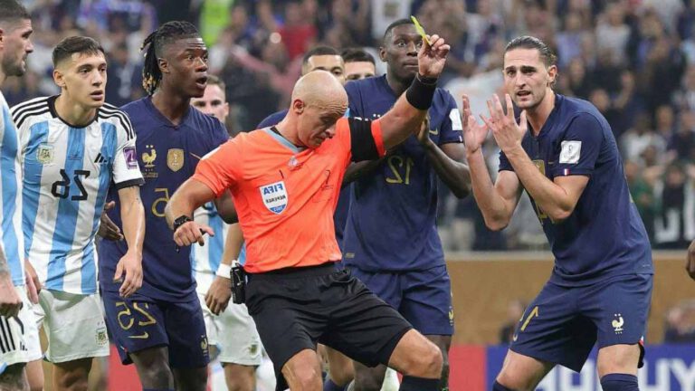 Les Bleus l’arbitre a parlé de son erreur de la finale Argentine France