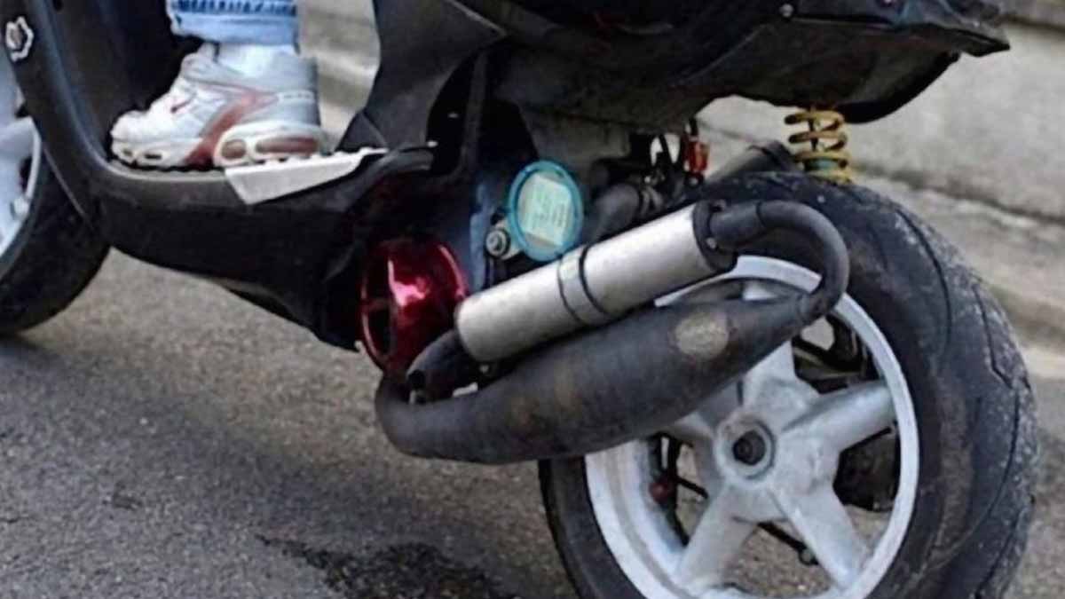 Nantes il tend un fil sur la route, un jeune homme de 17 ans passe en scooter et se trouve heurté par un bus