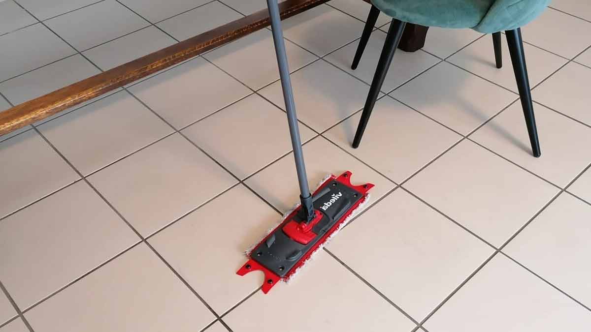 Nettoyer son carrelage qui fait des traces découvrez nos astuces et conseils