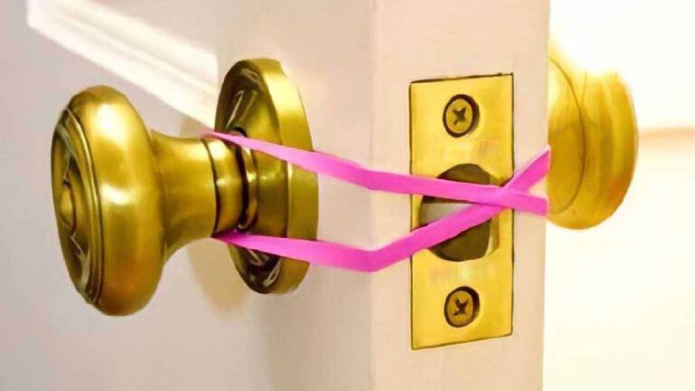 Pourquoi mettre un élastique autour de la poignée de la porte  Découvrez le but de cette astuce