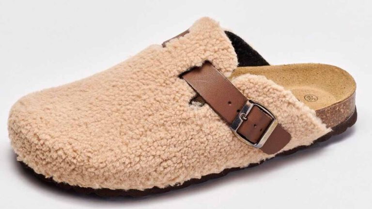 Tendance 2023 : dites adieux aux baskets avec ces sabots fourrés au top de la mode parfaits pour vous protéger du froid en hiver