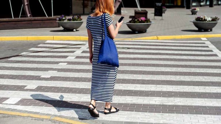 Un adolescent aide une femme âgée aveugle à traverser la route et reçoit un héritage de sa part