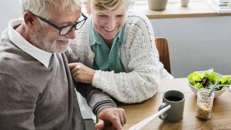 A 88 ans, ce retraité travaille 6 jours sur 7 afin de payer l'Ehpad de sa femme atteinte d'Alzheimer