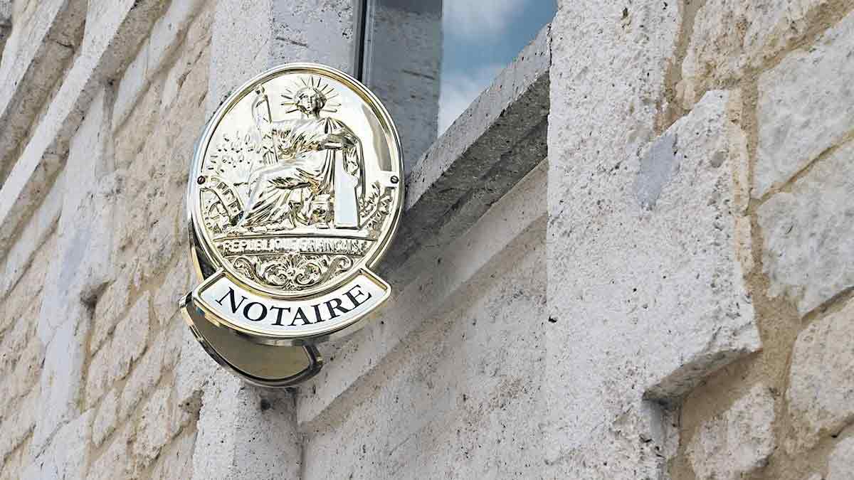 Arnaque aux faux testaments des millions d'euros détournés par un ancien notaire et ses complices