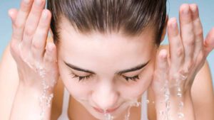 Beauté la douche froide permet de lutter contre l'acné, ça marche