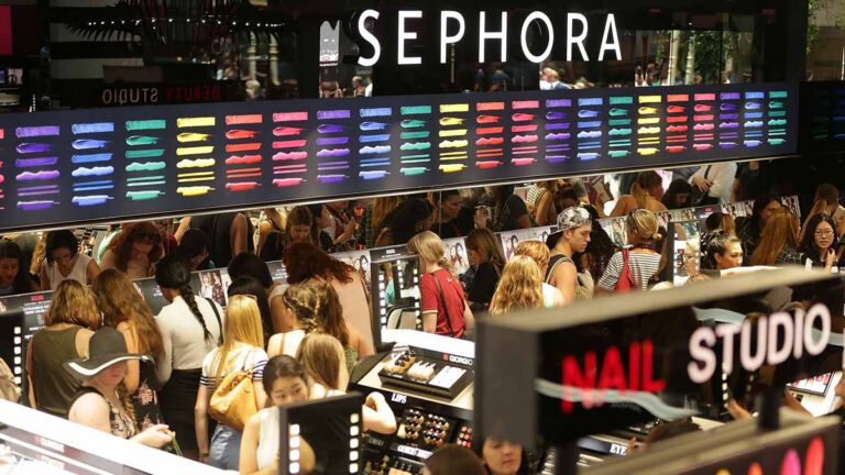 Cet enfant détruit plus de 1 200 euros de maquillage chez Sephora, sa mère violemment agressée par les employés !