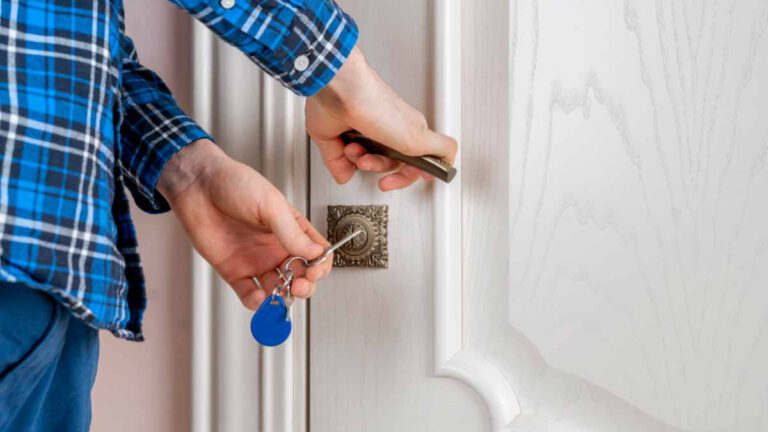 Clés perdus ou oubliés à la maison Optez pour l'astuce de la bouteille pour ouvrir la porte en 30 secondes