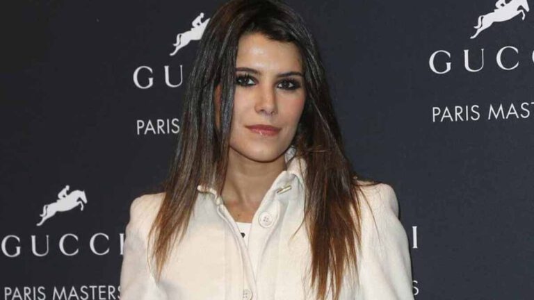 Karine Ferri enceinte : elle officialise sa grossesse à Paris et dévoile ses rondeurs avec fierté