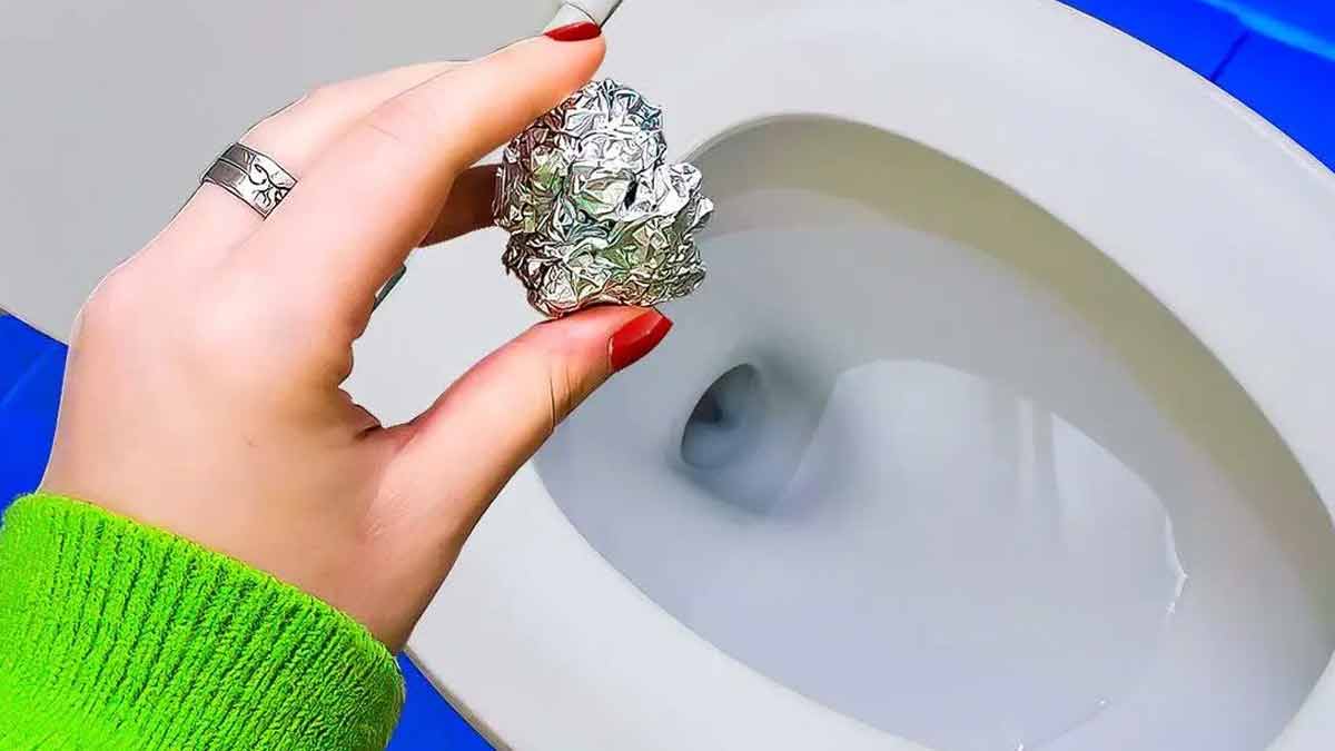 Utilisez du papier aluminium au toilettes l’astuce méconnue de tous pour bien les détartrer