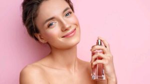 Voici la raison pour laquelle vous ne devriez PAS mettre du parfum dans votre cou, d’après cette scientifique