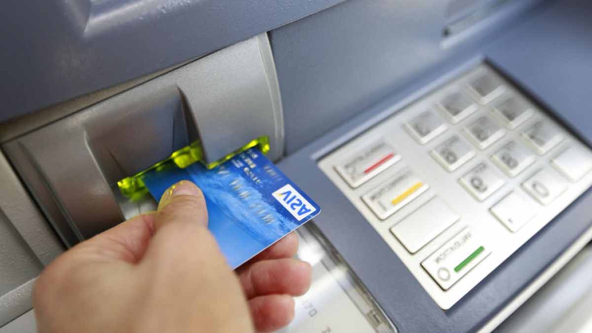 Arnaque carte bancaire cette escroquerie inédite permet aux escrocs de dupliquer votre code secret