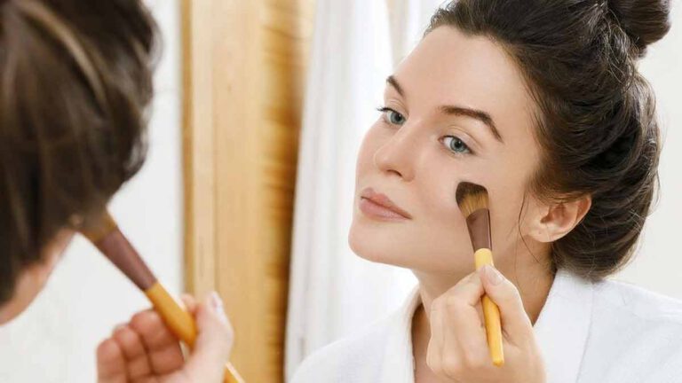 Ces 7 astuces et conseils maquillage qui permettent de rajeunir après 50 ans, selon une experte