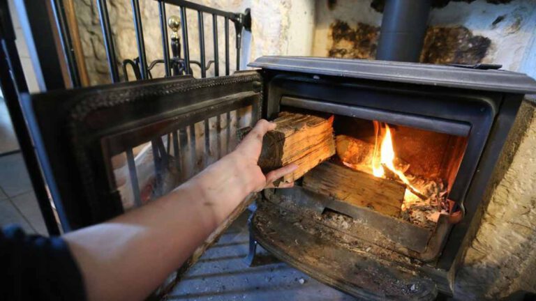 Chèque énergie 2023 la demande de l'aide aux ménages qui utilisent du fioul ou du bois prolongée de un mois