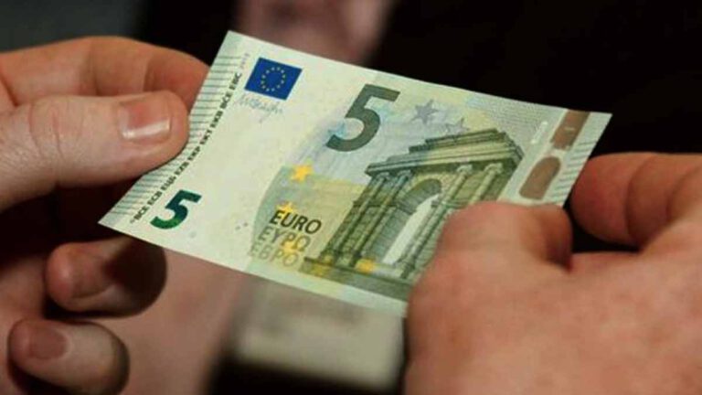 Découvrez la technique du billet de 5 euros pour faire des économies et l’erreur qu’il ne faut pas faire