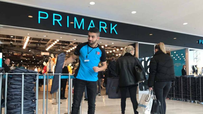 Primark des centaines de messages mystérieux retrouvés dans les poches des vêtements, tout ce que l’on sait