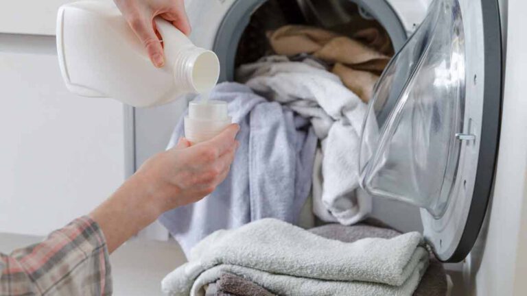 L’assouplissant fait-il plus de mal que de bien à votre linge ? Tous les conseils des experts à savoir sur son utilisation