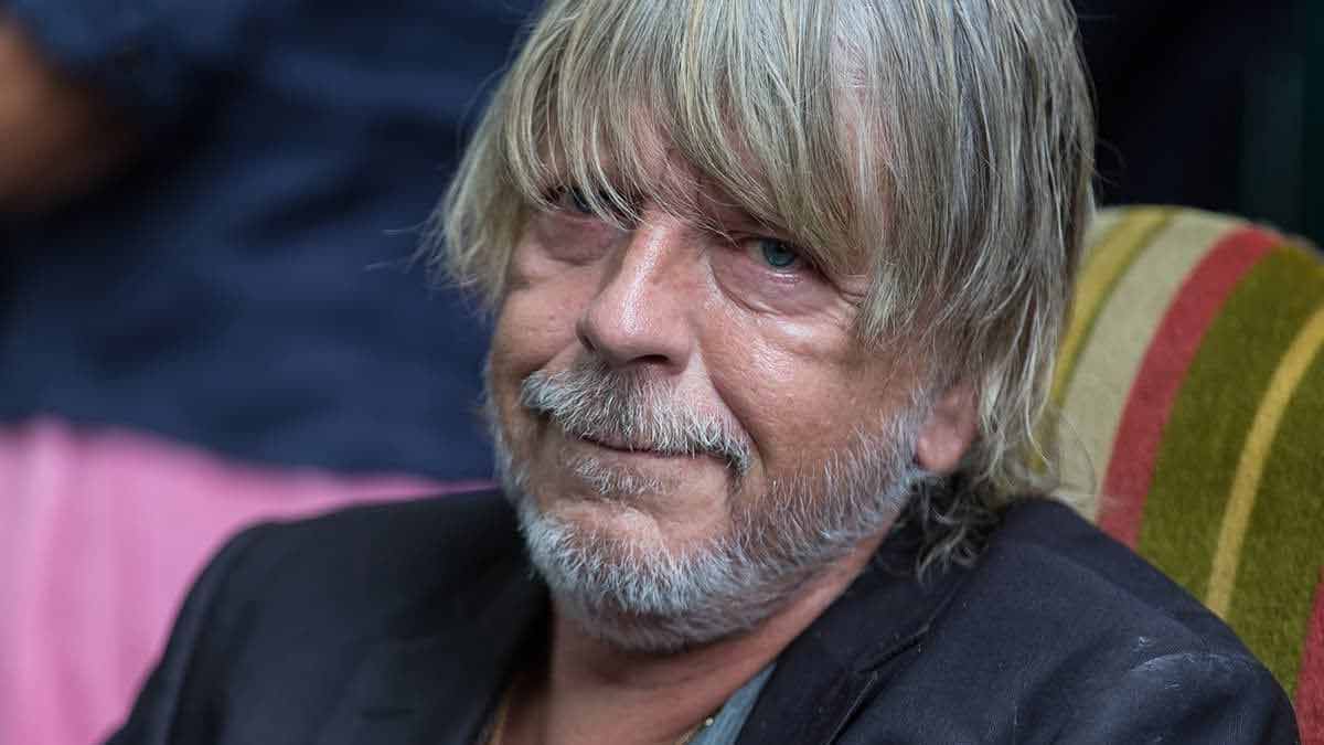 Renaud fou amoureux à 70 ans sa nouvelle compagne Cerise n’est âgée que de 27 ans