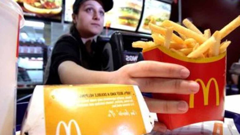 Scandale chez McDonald's une cliente commande sa boisson préférée et ce qu’elle voit à l’intérieur la dégoûte !