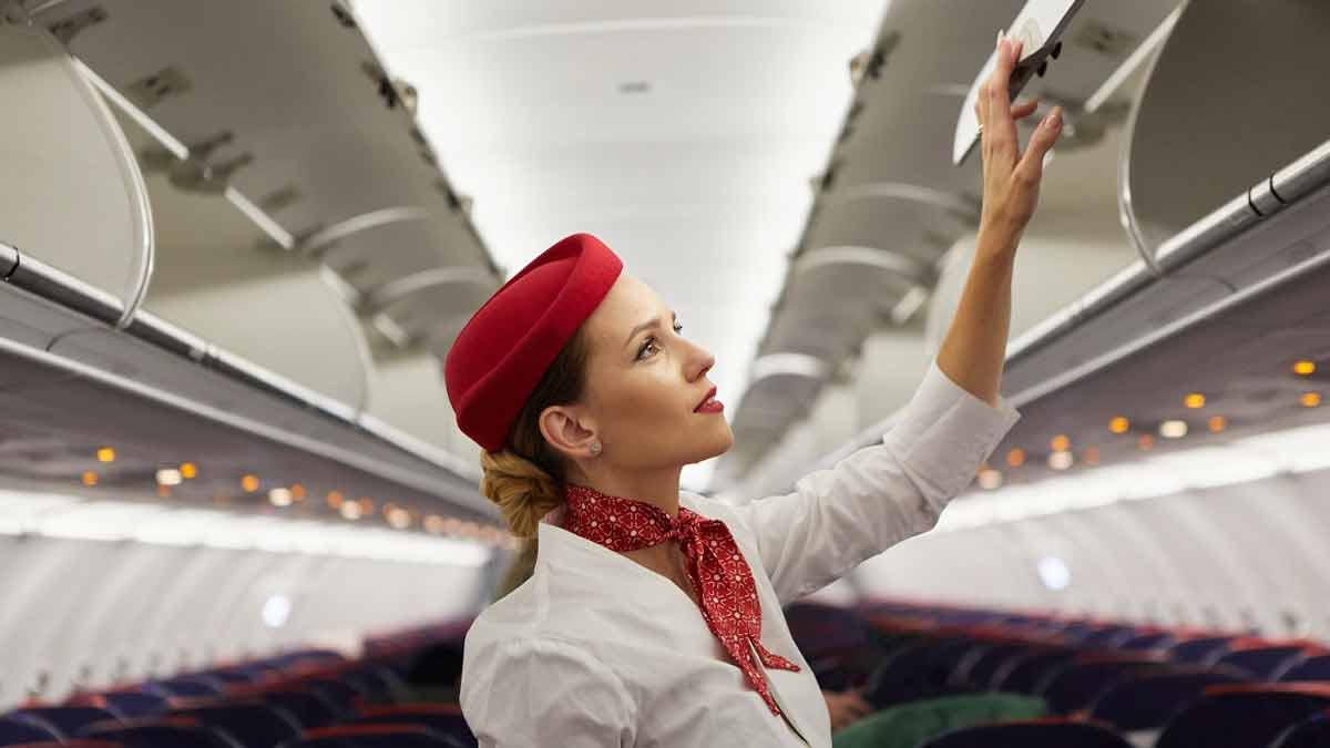 Avion  une hôtesse de l’air répond à toutes les questions que les passagers se posent lors de leur vol