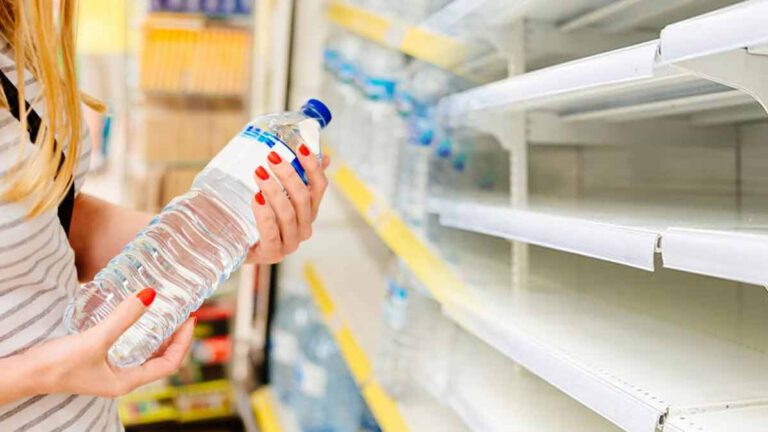 DERNIÈRE MINUTE Cette célèbre marque d’eau menacée de pénurie dans les rayons des supermarchés, La raison dévoilée