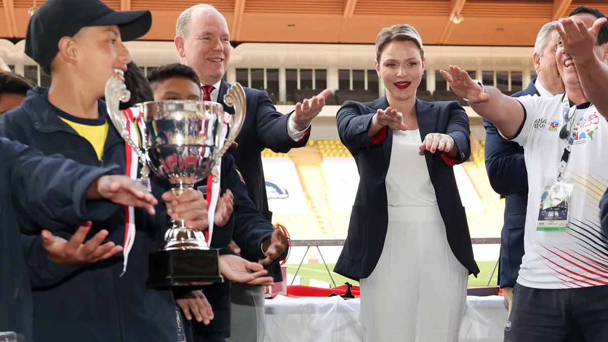 Très complices, Albert et Charlène de Monaco dansent la macarena lors d'une sortie remarquée