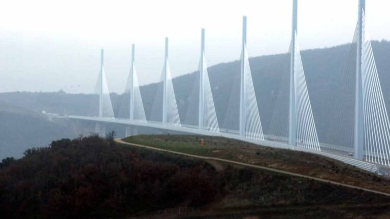 ALERTE Info Eiffage a mis la main sur le contrôle total du Viaduc de Millau, la Caisse des dépôts a mis en vente ses actions