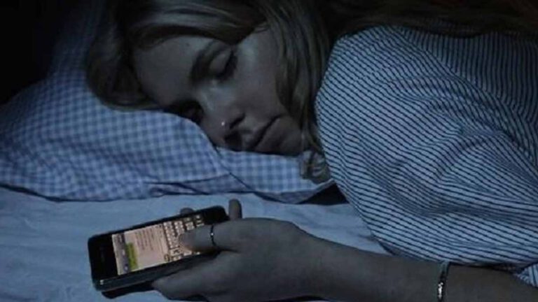 Alerte Santé : Dormir avec son smartphone près de la tête détruit le cerveau, vrai ou faux ?